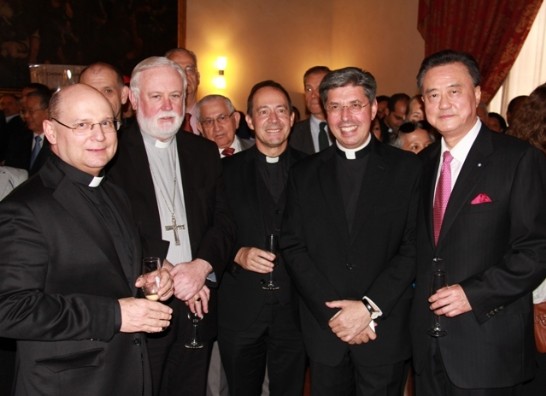 右起：王大使豫元、教廷國務院禮賓司長Jose Avelino Bettencourt蒙席、外次卡米雷利(Mons. Antoine Camilleri)、外長葛拉格(Paul Richard Gallagher)、助理院長威爾斯(Mons. Peter Wells)