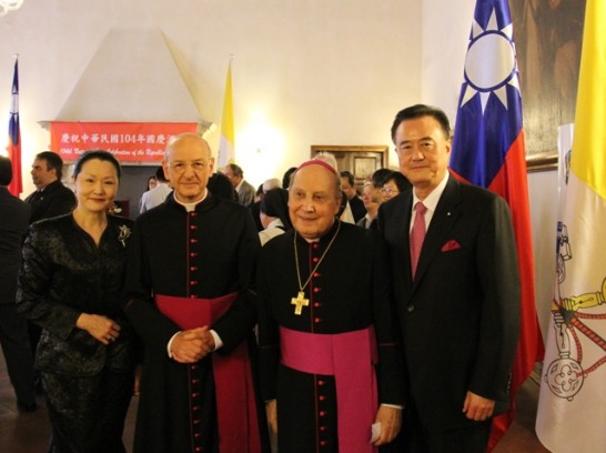 王大使豫元夫婦(左一、右一)與主業會總監蔡浩偉總主教（Mons. Echevarria，右二）及副總監合影