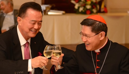 王大使豫元(左)與教廷國際明愛會主席塔格雷樞機主教(Luis Antonio Tagle)舉杯歡慶我國國慶