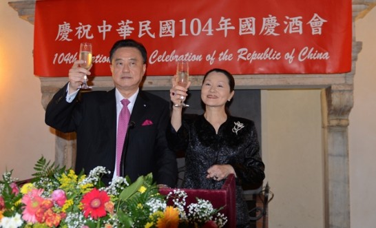 王大使豫元夫婦舉杯與現場貴賓歡慶我國國慶