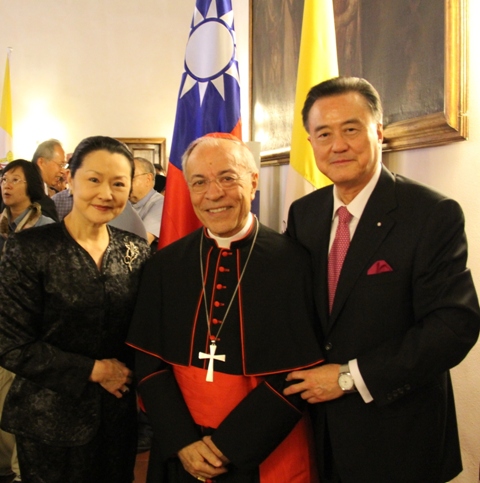 王大使豫元夫婦與前聖座特赦法院院長蒙特羅樞機主教（Card. Monteiro de Castro，右）合影