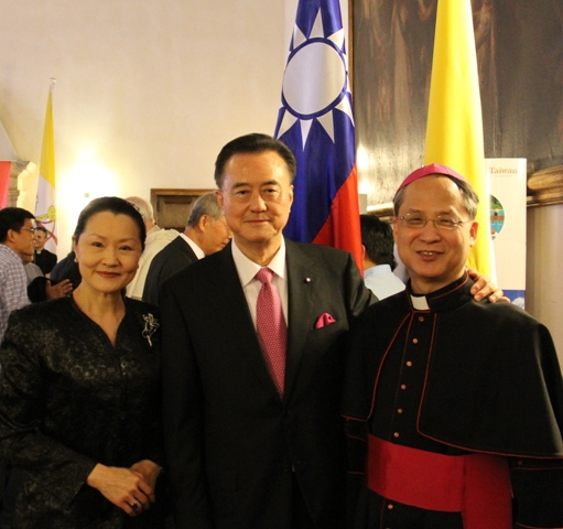 王大使豫元夫婦與我國新竹教區李克勉總主教(右)合影