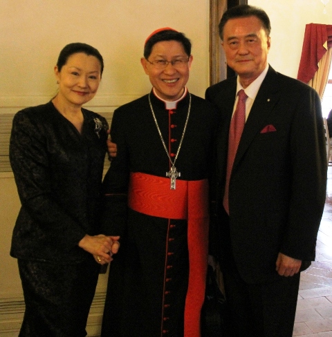 王大使豫元夫婦與教廷國際明愛會主席塔格雷樞機主教(Luis Antonio Tagle，中)合影