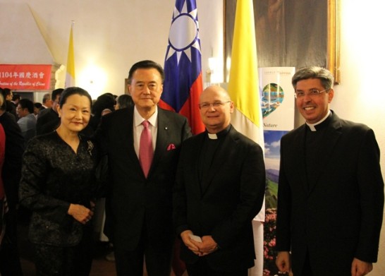 左起：王大使夫人、王大使豫元、助理院長威爾斯(Mons. Peter Wells)、教廷國務院禮賓司長Jose Avelino Bettencourt蒙席
