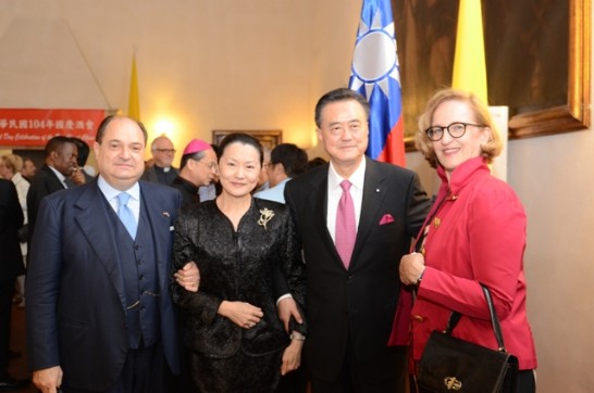 王大使豫元夫婦(中)與馬爾他騎士團駐保加利亞大使朱古利(Camillo Zuccoli，左)夫婦合影