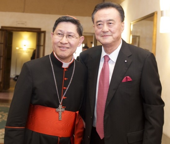 王大使豫元(右) 與教廷國際明愛會主席塔格雷樞機主教(Luis Antonio Tagle)合影