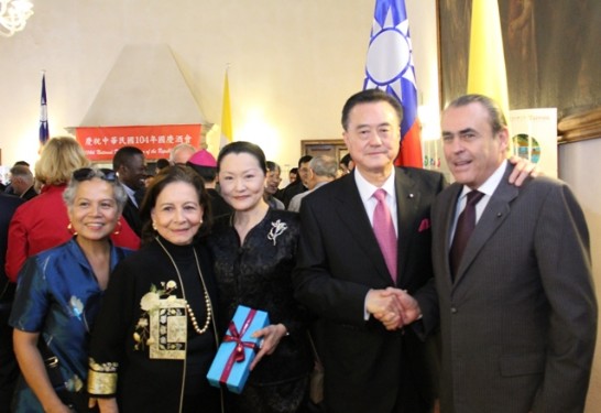 王大使豫元夫婦(右二、三)與瓜地馬拉駐梵大使Alfonso Matta Fahsen(右一)、菲律賓駐梵大使Mercedes Arrastia Tuason合影