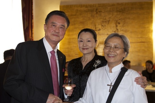 王大使豫元夫婦(左一、二)與我國旅梵李碧圓修女合影