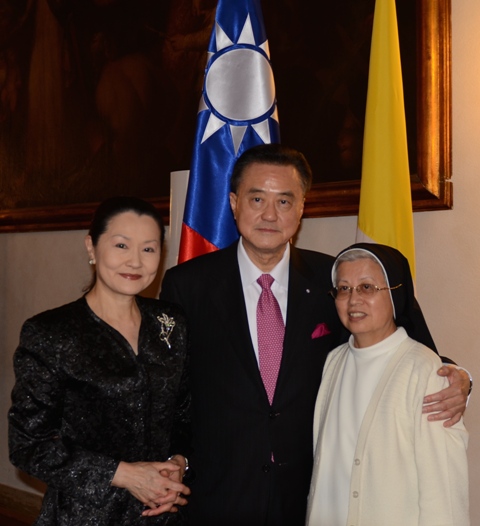 王大使豫元夫婦(左一、二)與我國旅梵蘇嬰珠修女合影