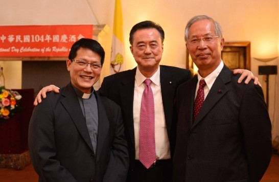 王大使豫元(中)與梵蒂岡廣播電台資深中文編譯江國雄教授(右)、我國旅梵林之鼎神父合影