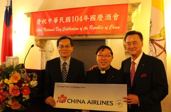 王大使豫元(右)、中華航空公司義大利分公司蕭總經理忻增(左)與幸運抽中機票之黃大年神父合影