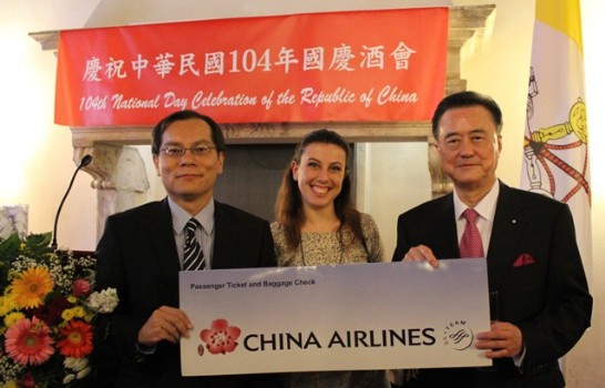 王大使豫元(右)、中華航空公司義大利分公司蕭總經理忻增(左)與幸運抽中機票者合影