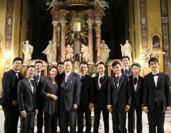 王大使豫元夫婦 (左四、六)與拉縴人合唱團於Santa Maria Traspontina教堂合影