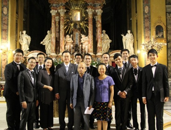 王大使豫元夫婦(左四、五)及旅義呂怡惠音樂教授夫婦與拉縴人合唱團合影