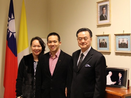 左起簡靜惠、李柏毅、王豫元大使攝於大使館。