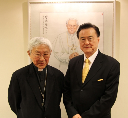 香港榮休陳日君樞機於103年10月23日前來駐教廷大使館拜會王豫元大使，就教廷現況、臺灣扮演橋樑教會角色及香港宗教現況等各項議題交換意見。會談後雙方於大使館合影留念。