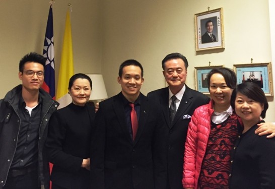 左起Jeffery Cheng、大使夫人李琦、李柏毅、王豫元大使、簡靜惠、鄭蔡明慧女士（簡女士友人）