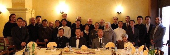 中華民國駐教廷大使王豫元（前排坐著左二）與教廷萬民福音部秘書長韓大輝總主教（前排坐著左一）及留臺校友會成員及旅梵神職人員等合影。
