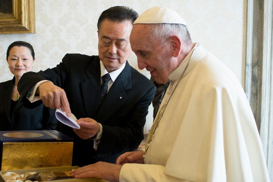 教宗面帶笑容，專心聽王大使豫元解說臺灣名酒