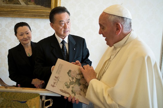 王大使豫元另代表國立故宮博物院馮院長明珠致贈教宗「藝域漫遊」（佛羅倫斯郎世寧新媒體藝術展專書）