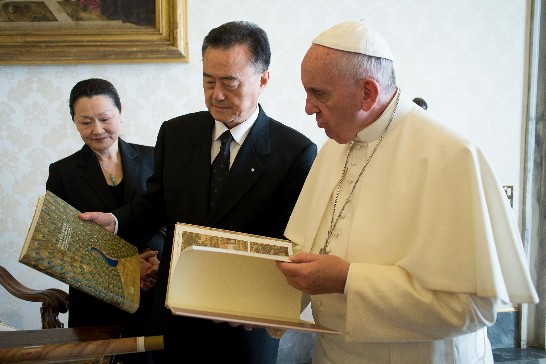 經由王大使豫元解說，教宗方濟各專注瀏覽郎世寧畫作