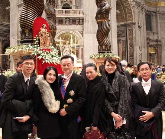 王大使豫元(左三)與本館廖參事(右一)及華航飛羅馬副駕駛林大元(左一)及組員黃湘棻(右三)、許舒涵（左二）、顏璐婷(右二)合影。