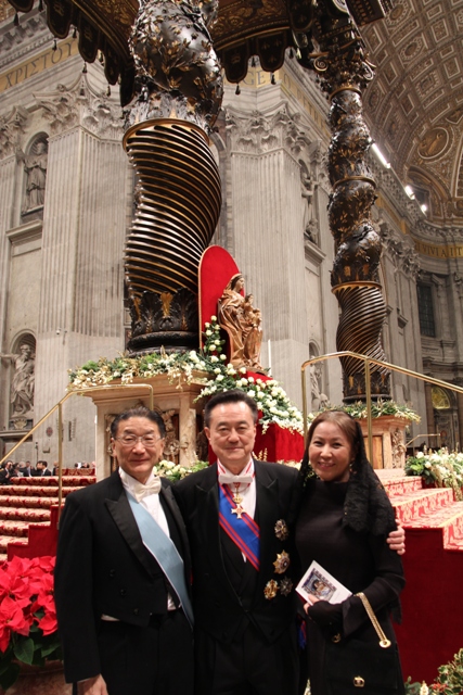 王大使豫元（中）與日本駐教廷大使長崎輝章及夫人合影。