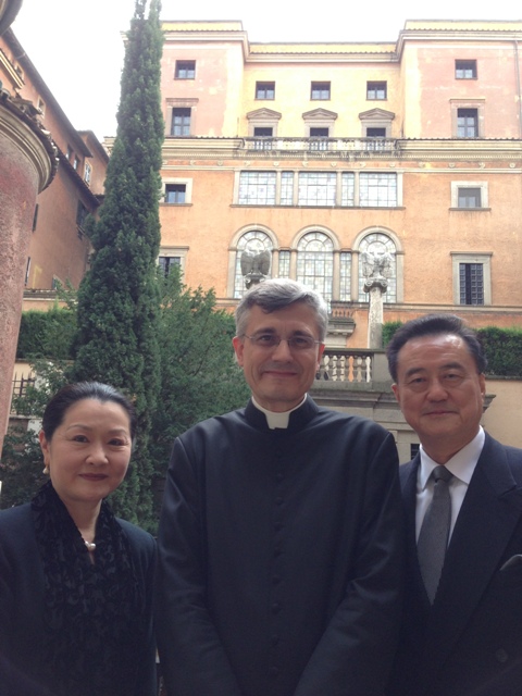 王大使夫婦與主業會執行秘書Msgr. Guillaume DERVILLE 蒙席（中）合影