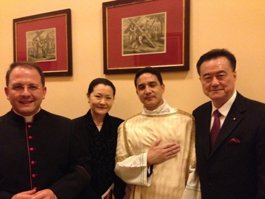 左起：主業會神父、王大使夫人、劉孝祖執事、王豫元大使於典禮後合影