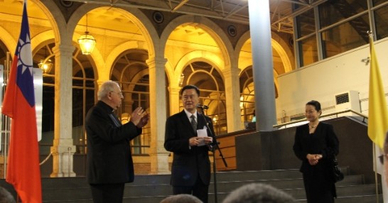 王大使豫元（中）於晚宴前致詞，左為教廷「移民暨觀光委員會」主席維紐樞機主教，右為王大使夫人。