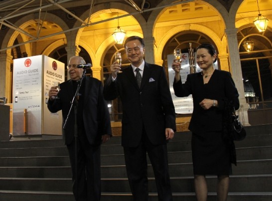 王大使豫元(中)夫婦與教廷「移民暨觀光委員會」主席維紐樞機主教共同舉杯敬祝與宴嘉賓。