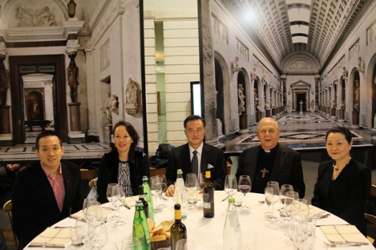 王大使豫元夫婦(中及右一)與教廷「移民暨觀光委員會」主席維紐樞機主教(右二)、我國自閉症畫家李柏毅（左一）及其母親簡靜惠女士合影。
