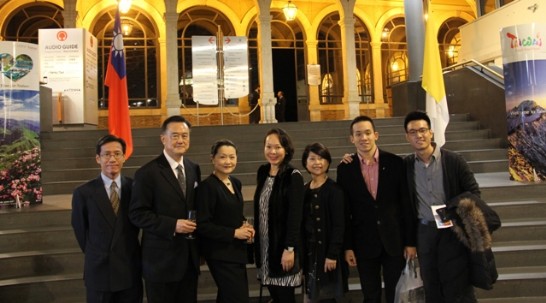 左起本館廖參事、王大使豫元、王大使夫人、簡靜惠女士、鄭蔡明慧女士、李柏毅及Jeffrey Cheng。