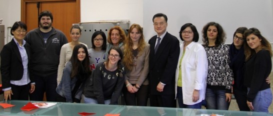 王大使豫元(右5)與蘇卓英女士(右4)及摺紙班部分學員合影。