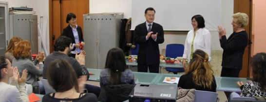 王大使豫元致詞後與摺紙班學員共同感謝蘇卓英女士來義教學。