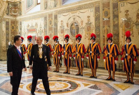 王大使豫元由教廷御前禮官引領進入會場，後為教廷瑞士衛隊。