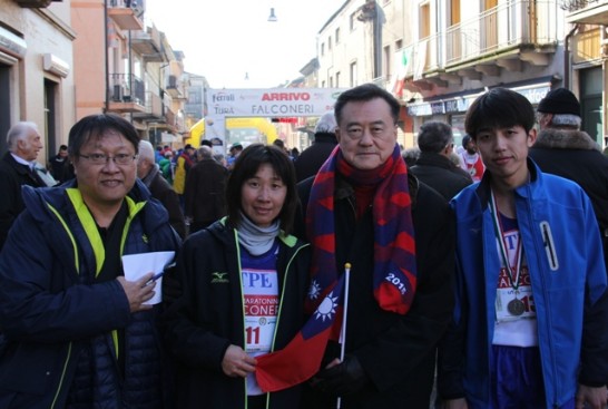 王豫元(右二)與我國選手王秋竣(右一)、陳淑華(左二)及教練張永政賽後於終點線合影。