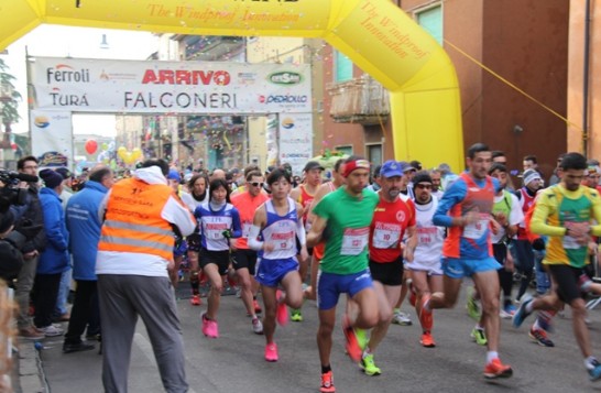 我國長跑選手王秋竣(著藍上衣、粉紅色慢跑鞋者)及陳淑華(在王之後)於賽事開跑英姿。