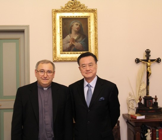 王大使豫元(右)與波隆納教區代理主教Giovanni Silvagni蒙席合影。