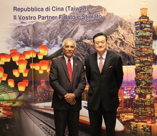 湯安諾總統（左）與王豫元大使於大使館合影。