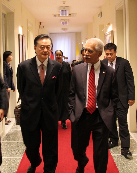 王豫元大使（左）引導湯安諾總統（右）參觀大使館。