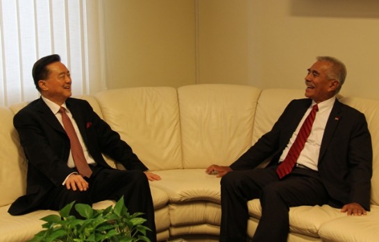 王豫元大使（左）與湯安諾總統在大使館暢談。