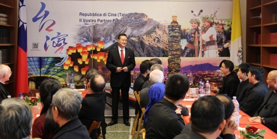 王大使豫元於新春午宴前向與宴來賓致詞。