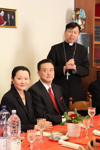右起：教廷萬民福音部秘書長韓大輝總主教、王大使豫元、王大使夫人。