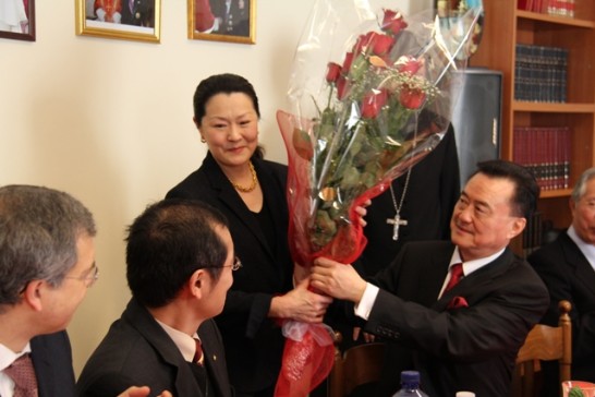 教廷萬民福音部秘書長韓大輝總主教向王大使夫人獻花致謝後，由王大使豫元將玫瑰花束交與大使夫人手中。