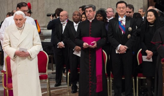 王豫元大使夫婦(右一二)及榮休教宗本篤十六世(左一)