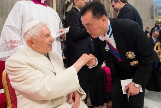 王豫元大使(右)在樞密會議上特別向榮休教宗本篤十六世致意