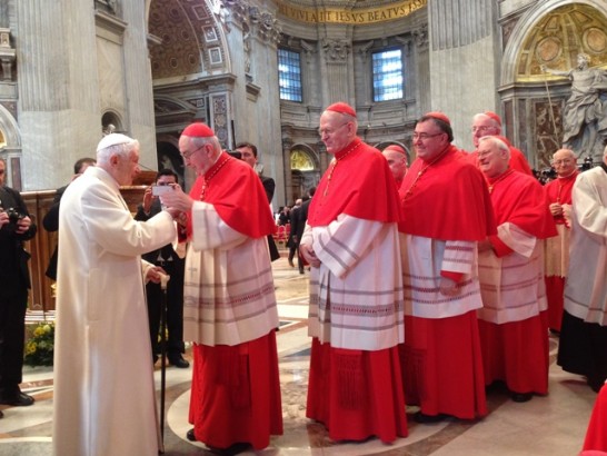 榮休教宗本篤十六世與樞機寒暄