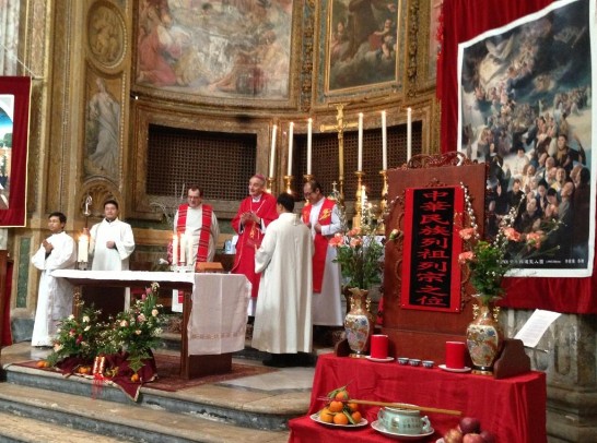 羅馬教區祝瑪竇(Matteo Maria Zuppi)輔理主教(著紅袍者) 主持「羅馬華人聖堂」春節彌撒