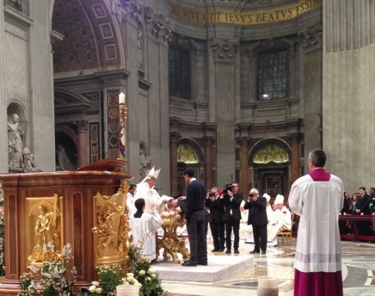 教宗方濟各於復活節守夜彌撒親自為10名來自各國信徒施洗